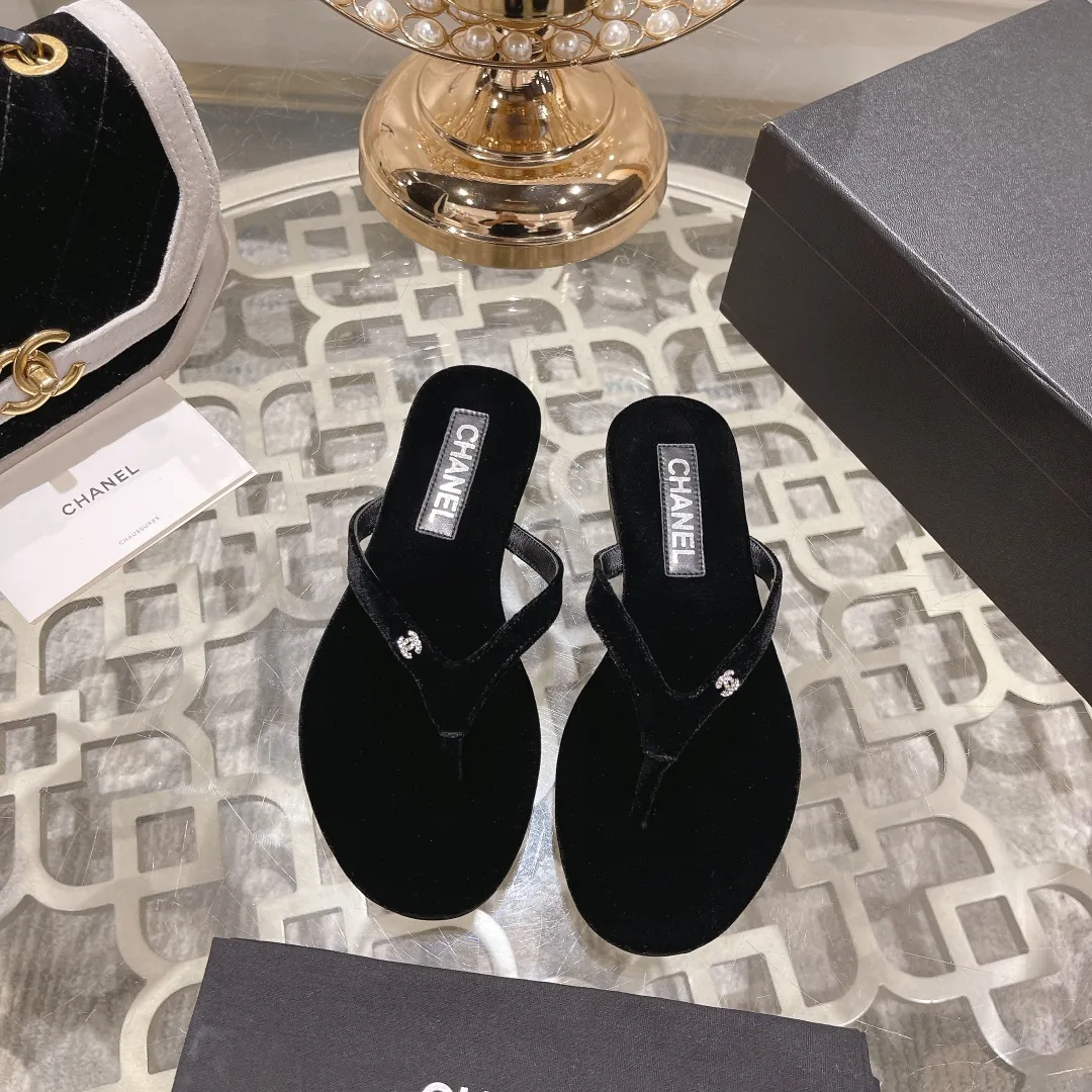 👟👟Ex-factory price 400👟👟 Chanel Xiaoxiang black herringbone flip-flops, simple, high-end and elegant ~ full of fragrance ~ very light on the foot ~ soft and comfortable, not stiff ~ no foot grinding ~ great foot feel ~ daily travel in summer ~ home vacation ~ easy to hod in various occasions ~ of course it must be beautiful in summer... ⇢✈ Upper: original 1:1 exclusive customized space cloth/sheepskin ⇢✈Outsole: original 1:1 exclusive molded genuine leather sole imported from Italy ⇢✈𝐒𝐈𝐙𝐄: 35-41 ⚠️Difference in market currency ~ high-end quality is definitely different‼ ️